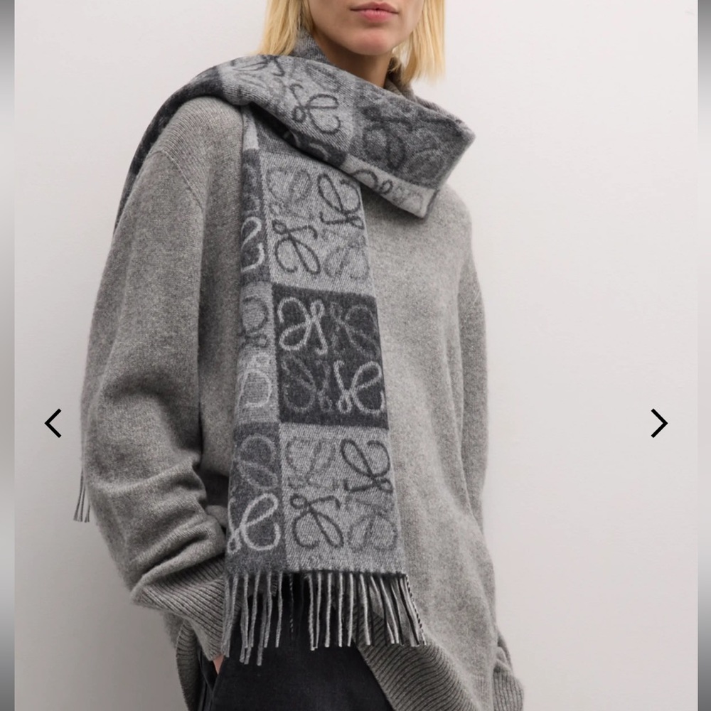 Loewe anagram scarf in grey